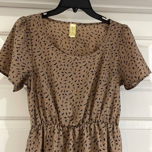 Lightening bolt dress - Picture 3 of 4